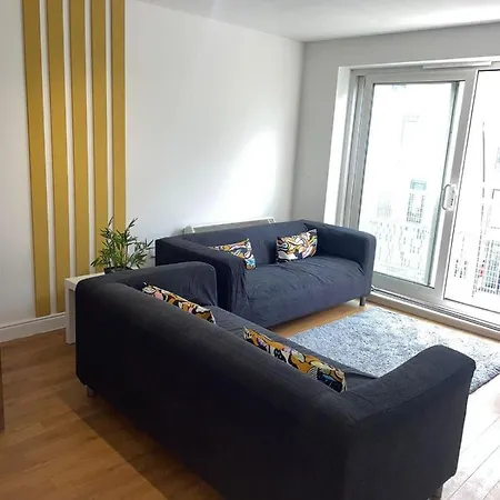 Stylish 2 Bedroom Apartment In The Heart Of Epsom Town Centre Exterior photo